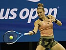 ekyn Maria Sakkariová se opírá do míku ve tvrtfinále tenisového US Open.