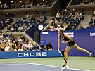 Karolína Plíková servíruje ve tvrtfinále tenisového US Open.