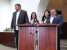 Na jednání výboru dorazili i nezaazení poslanci Lubomír Volný a Marian Bojko. ...