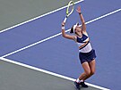 Barbora Krejíková podává ve tetím kole US Open.