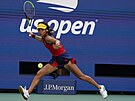 Britská tenistka Emma Raducanuová se napahuje k forhendu ve tvrtfinále US...