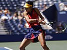 Britská tenistka Emma Raducanuová hraje bekhend ve tvrtfinále US Open.