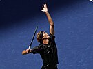 Nmec Alexander Zverev podává ve tvrtfinále US Open.