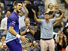 Srb Novak Djokovi slaví postup do semifinále US Open.