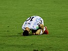 Lionel Messi v bolestech po faulu venezuelského Luise Adriána Martíneze.