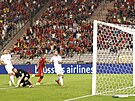 Eden Hazard (Belgie) skóruje v utkání proti esku.