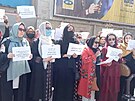 Afghánské eny protestují za svá práva. Tálibánci je rozehnali pabami puek a...