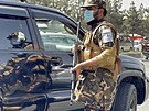 Tálibánci kontrolují vozidla. (9. záí 2021)