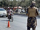 Tálibánci kontrolují vozidla. (9. záí 2021)