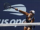 Austranka Ashleigh Bartyová servíruje ve druhém kole US Open.