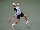Argentinec Diego Schwartzman returnuje v osmifinále US Open.