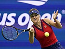 Ukrajinka Elina Svitolinová returnuje v osmifinále US Open.