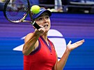 Elina Svitolinová z Ukrajiny odehrává balonek v osmifinále US Open