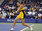 Aryna Sabalenková z Bloruska returnuje v osmifinále US Open.