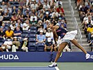 Kanaanka Leylah Fernandezová servíruje bhem osmifinále US Open.