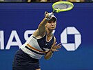 Barbora Krejíková servíruje v osmifinále US Open.