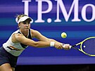 Barbora Krejíková se natahuje po balonku v osmifinále US Open.