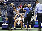 Barbora Krejíková si musela v osmifinále US Open vyádat pomoc zdravotník.