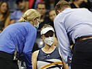 Barbora Krejíková si musela v osmifinále US Open vyádat pomoc zdravotník.