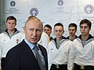 Ruský prezident Vladimir Putin se studenty námoní akademie ve Vladivostoku....