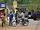 V guinejské metropoli Konakry projídjí vojáci. (5. záí 2021)