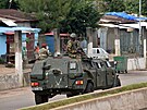 V guinejské metropoli Konakry projídjí vojáci. (5. záí 2021)