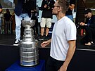 Hokejista Jan Rutta p�ivezl do rodn�ho P�sku uk�zat Stanley Cup, kter� z�skal s...