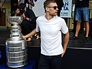 Hokejista Jan Rutta p�ivezl do rodn�ho P�sku uk�zat Stanley Cup, kter� z�skal s...