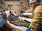 Pacient na covidovém lku v nemocnici amerického státu Kalifornie (30....