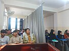 Mue a eny na univerzit v Kábulu oddlují závsy. (6. záí 2021)