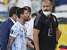 Lionel Messi odchází ze hit poté, co byl duel Argentiny v Brazílii peruen...