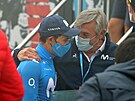 Miguel Ángel López pijímá gratulaci k vítzství v 18. etap Vuelty od éfa...