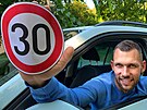 Reportr Matj Smlsal testuje rozdly mezi rychlostmi 30 a 50 km/h.