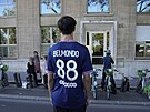 Mladík v dresu klubu PSG vzdává zesnulému Belmondovi hold ped jeho domem....