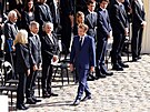 Prezident Emmanuel Macron pichází na slavnostní rozlouení s Jeanem-Paulem...