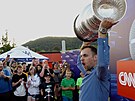 Stanley Cup je v Praze. U Vltavy se s n�m fotily davy