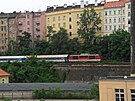 Ped mnírnou Kenovka vlaky projídly po vysoké oprné zdi, 16. 6. 2008 GPS:...