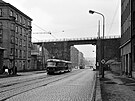 Pvodní viadukt pes Sokolovskou ulici na Balabence. Vlevo za domem jsou u...