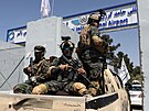 Písluníci sil islamistického hnutí Tálibán hlídají mezinárodní letit v...