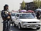 Bojovník islamistického hnutí Tálibán kontroluje poádek v ulicích afghánského...