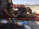 Bojovník hnutí Tálibán odpoívá na mezinárodním letiti v afghánském hlavním...