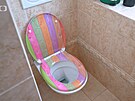 Toaletu oddluje od vany píka, která brání pístupu denního svtla do...