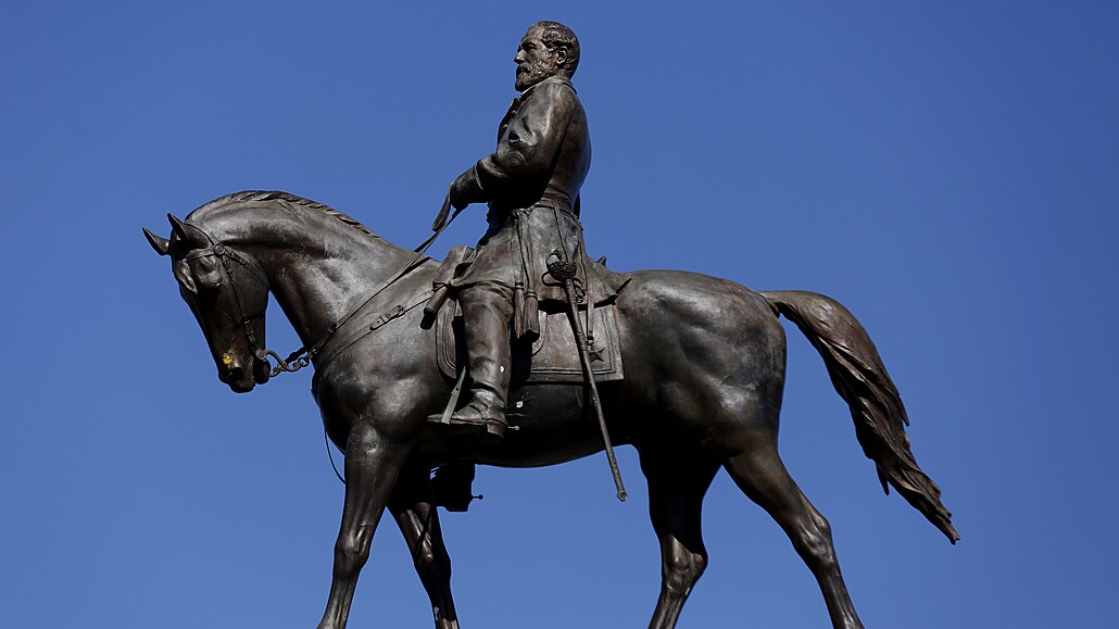 Jezdecká socha generála Roberta Leeho v americkém Richmondu na snímku z 2. záí...
