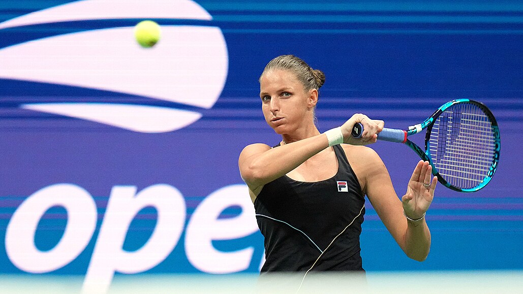 Karolína Plíková odpaluje míek ve tvrtfinále US Open.
