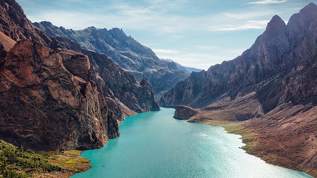 Attabad, Pákistán. Jedno z nejmlad�ích jezer sv�ta se zrodilo roku 2010 coby...