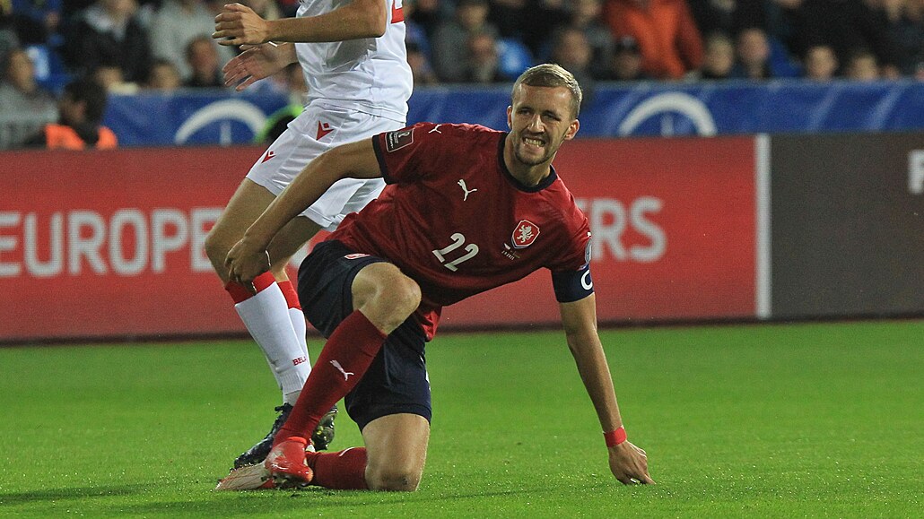 Tomáš Souček na kolenou v duelu s Běloruskem.