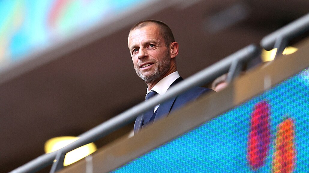 Prezident UEFA Aleksander Čeferin sleduje semifinále Eura 2021 mezi Anglií a...