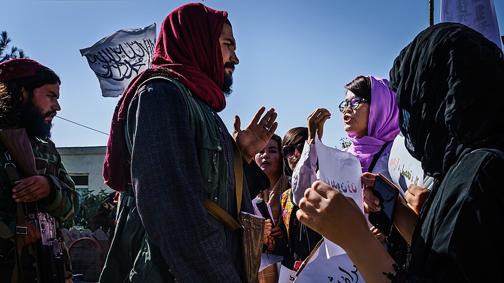 Afghánské ženy protestují proti vládě islamistického hnutí Tálibán, která je...