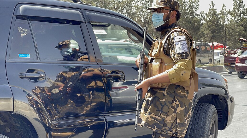 Tálibánci kontrolují vozidla. (9. září 2021)
