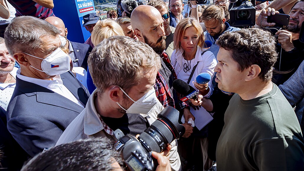 Premiérův syn Andrej dorazil na předvolební kampaň svého otce. (2. září 2021)